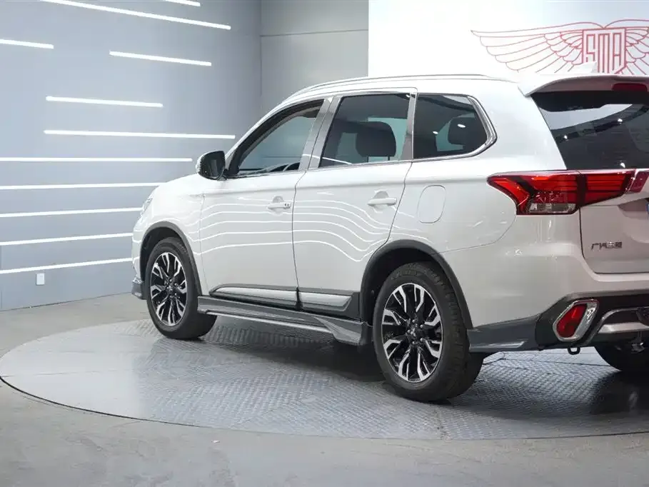Mitsubishi Outlander — фото 3