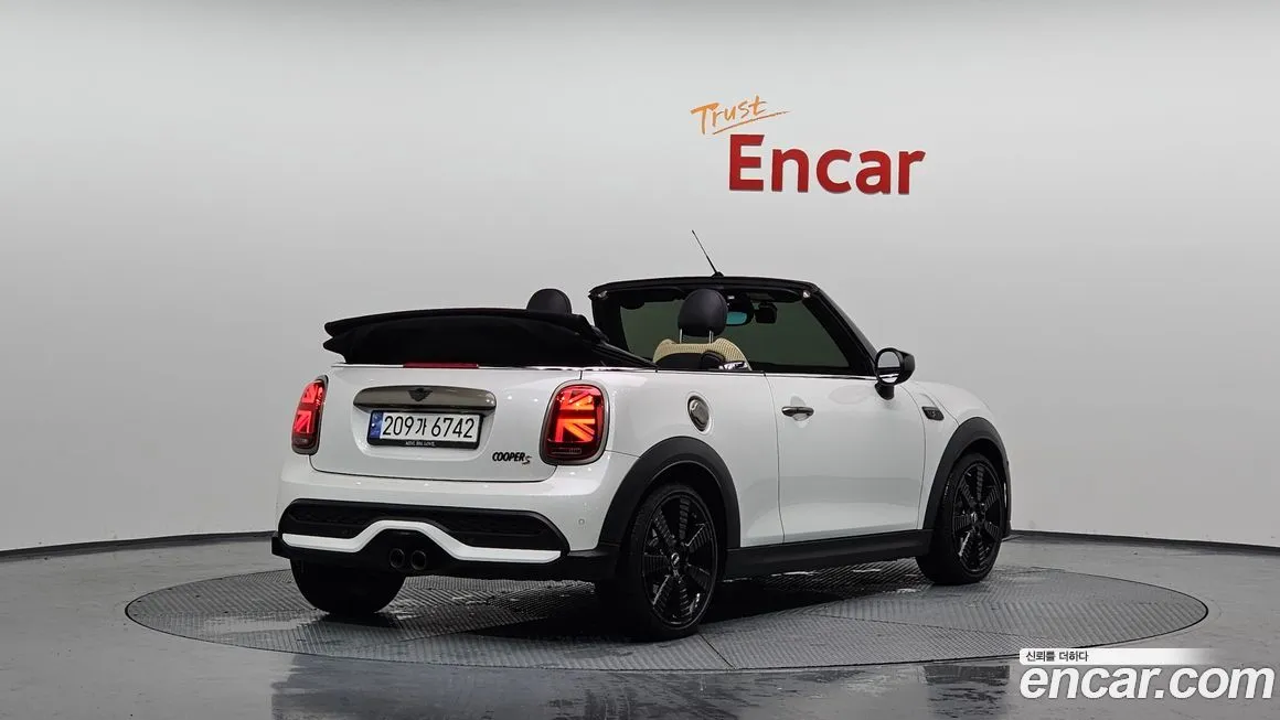 Mini Cooper Convertible 2024 из KR, фото 2