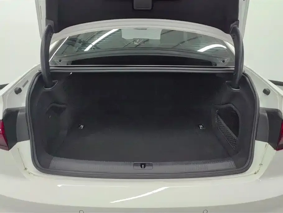Audi A4L 2021 из CN, фото 4