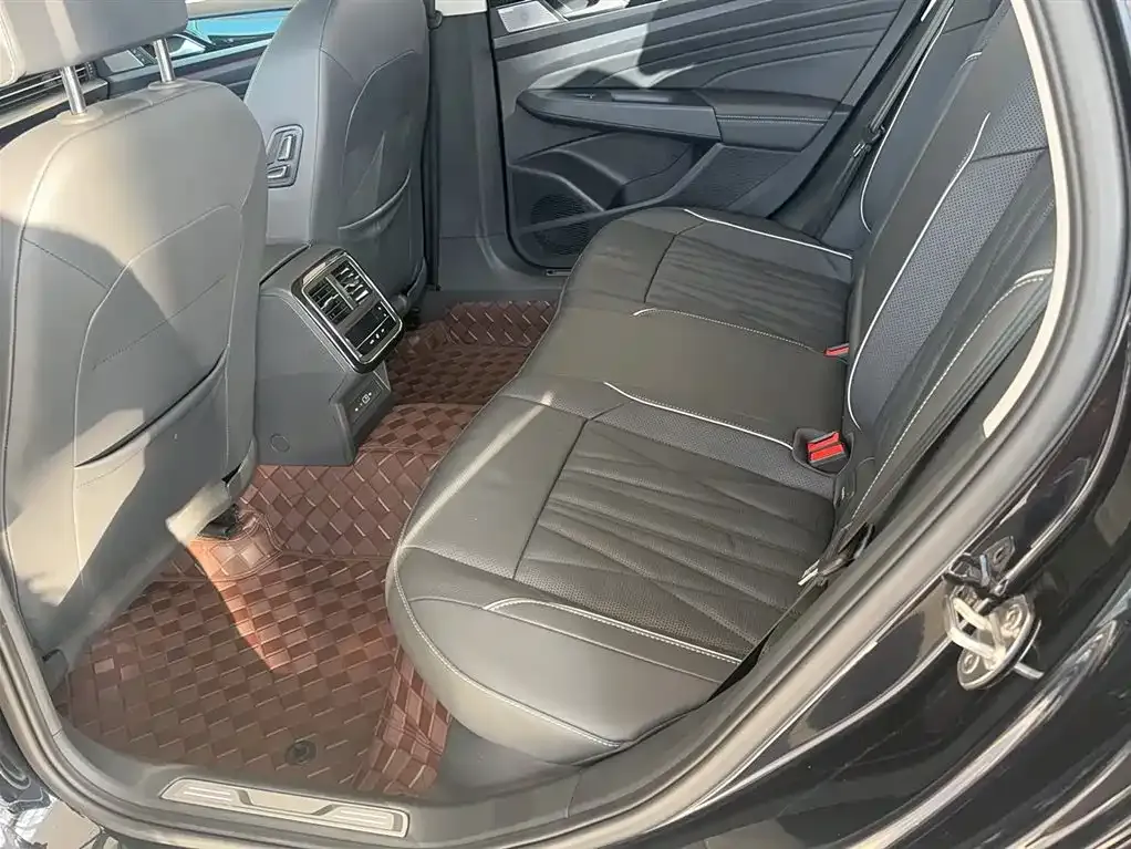 Volkswagen Passat 2023 из CN, фото 8