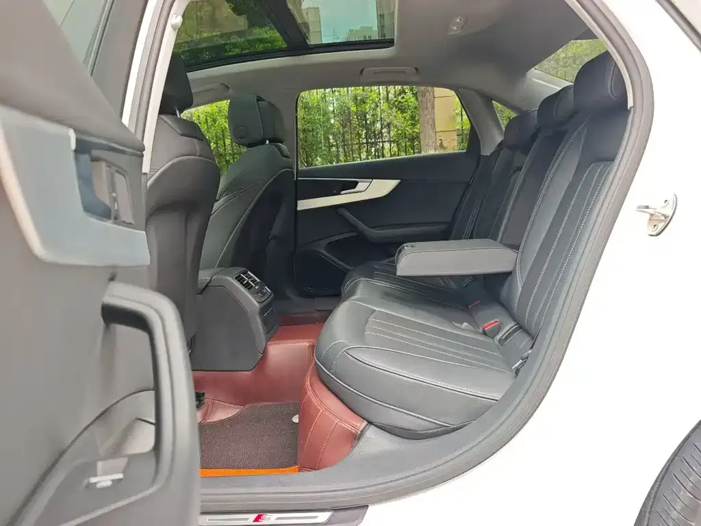 Audi A4L 2023 из CN, фото 6