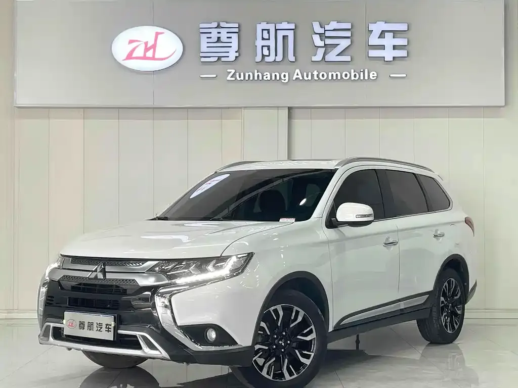 Mitsubishi Outlander — фото 1