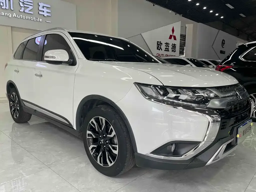 Mitsubishi Outlander — фото 10