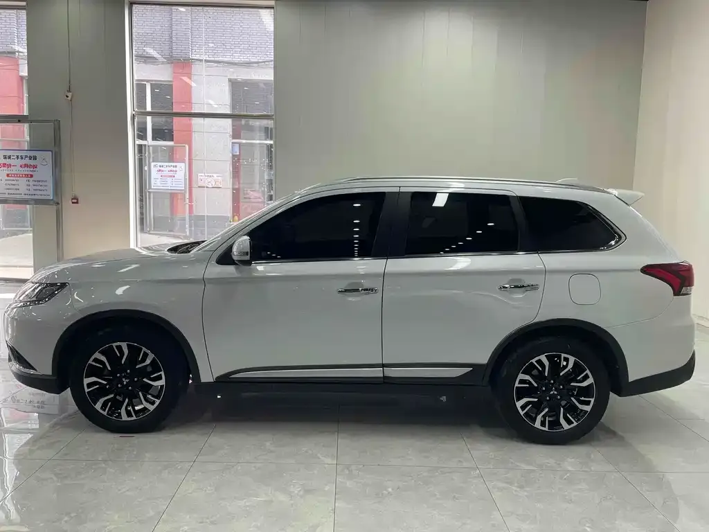 Mitsubishi Outlander — фото 5