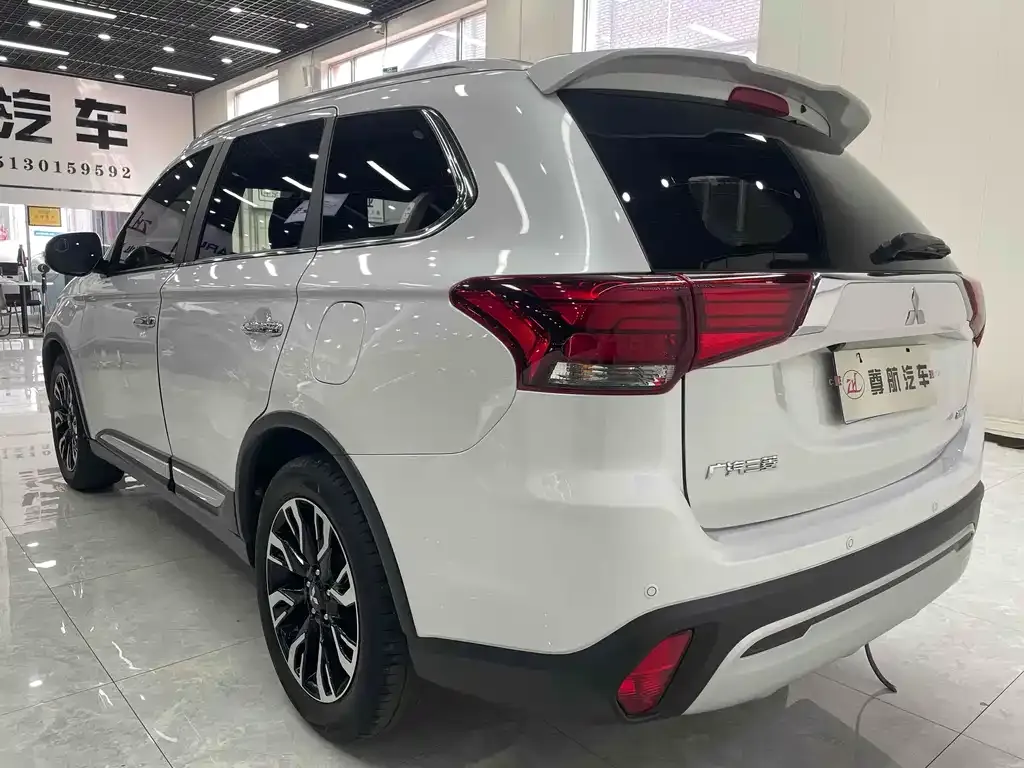 Mitsubishi Outlander — фото 6
