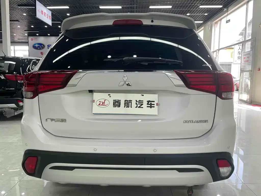 Mitsubishi Outlander — фото 7