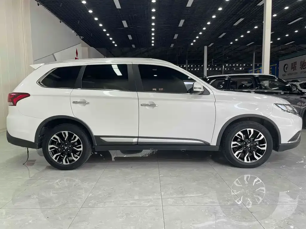 Mitsubishi Outlander — фото 9