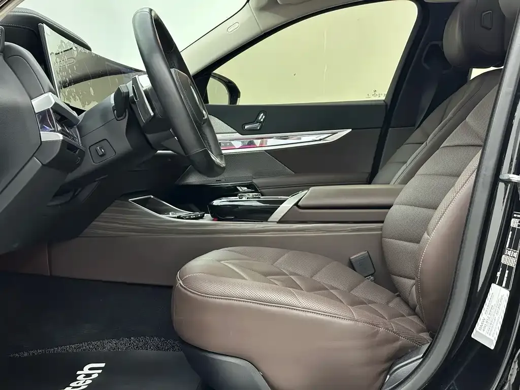 BMW 7 Series 2024 из CN, фото 10