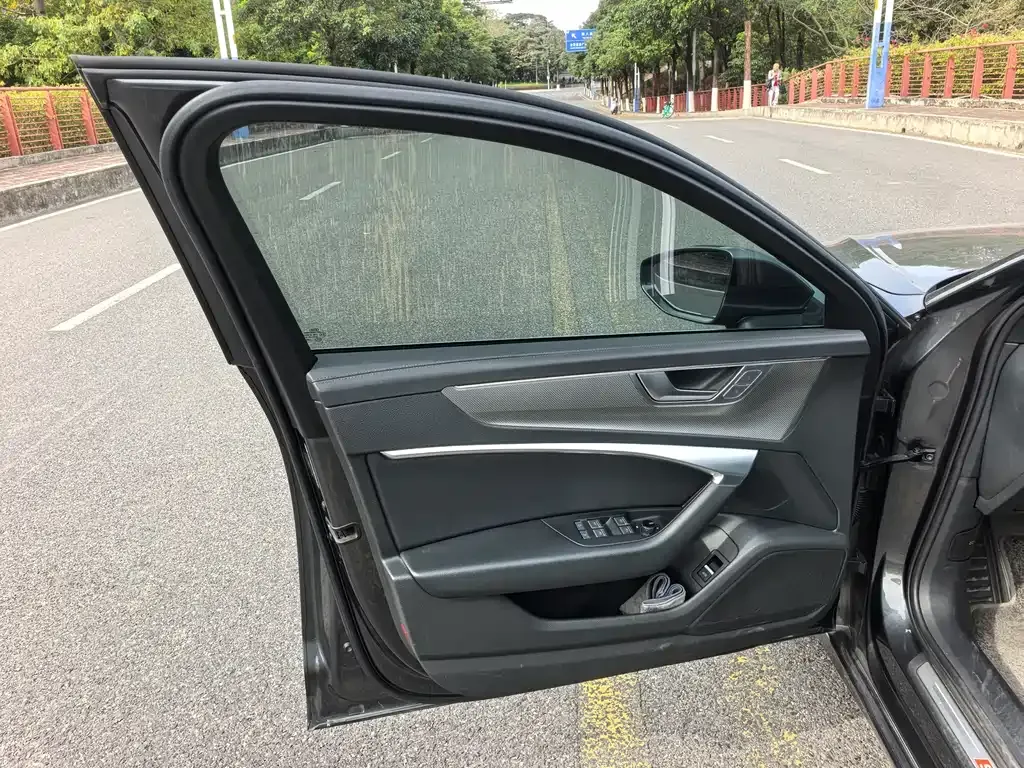Audi A6L 2023 из CN, фото 4