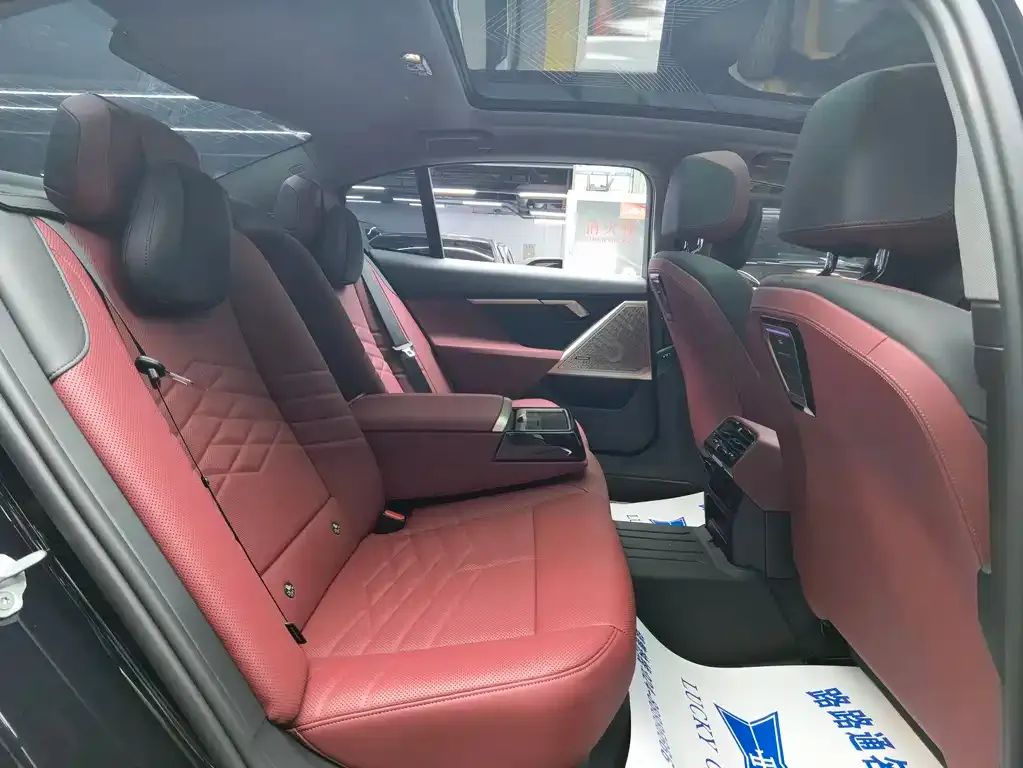 BMW 5 Series 2025 из CN, фото 9
