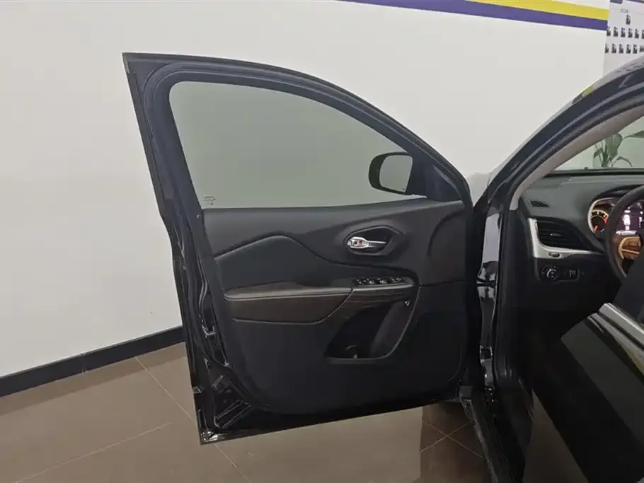 Jeep Cherokee 2021 из CN, фото 7