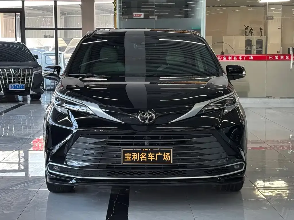 Toyota Sienna — фото 1