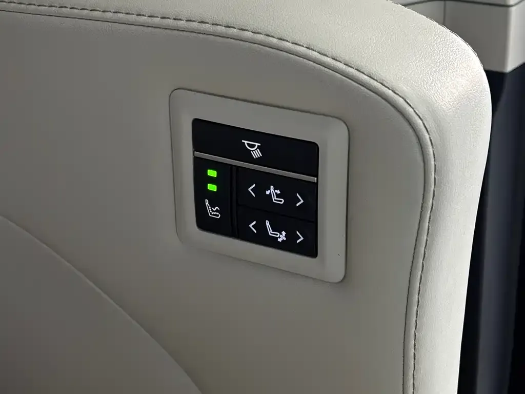 Toyota Sienna — фото 10