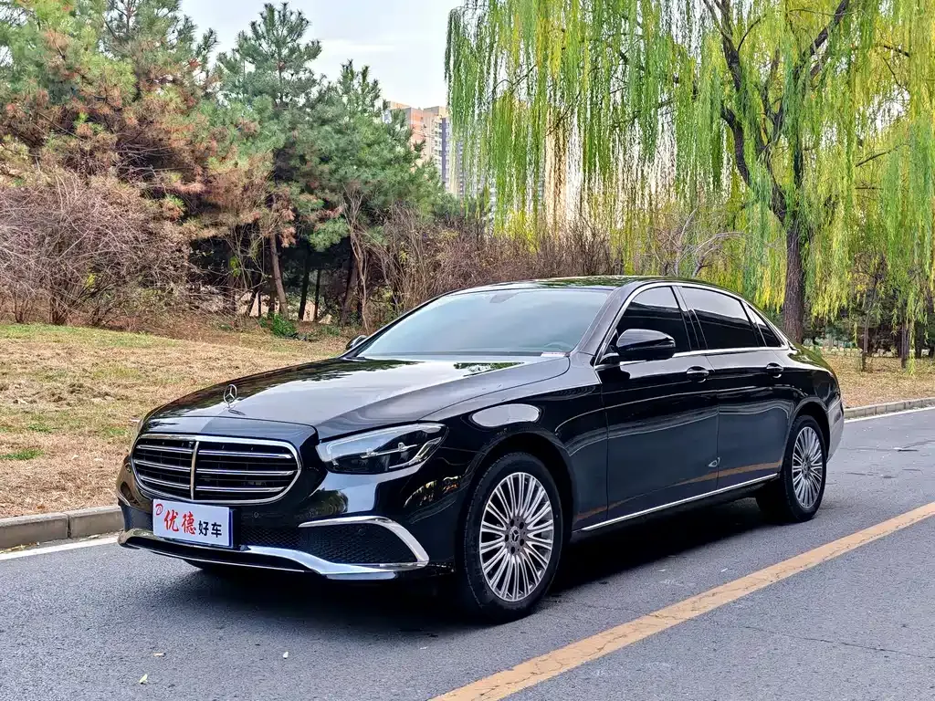 Mercedes-Benz E-Class — фото 1