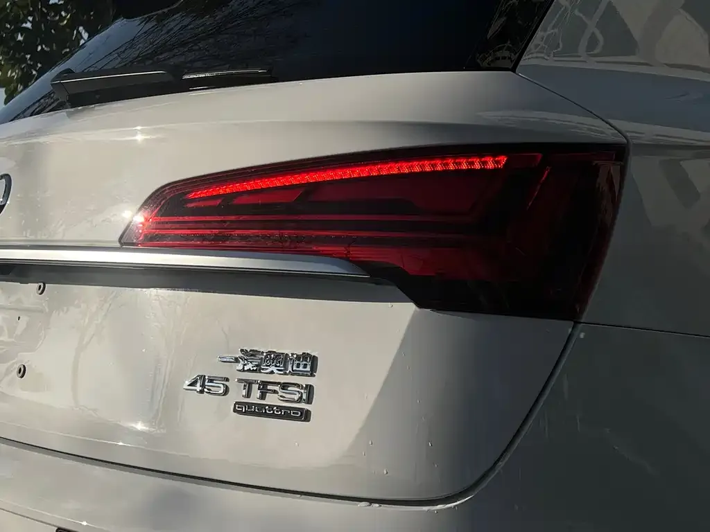 Audi Q5L — фото 9
