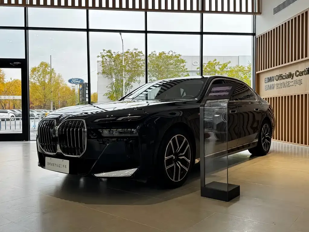 BMW 7 Series — фото 1