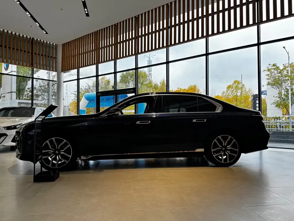 BMW 7 Series — фото 2