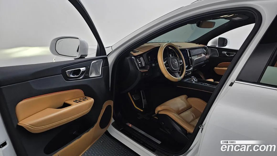 Volvo XC60 — фото 10