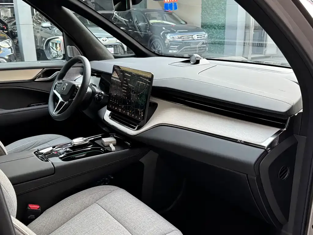 Volvo EM90 2024 из CN, фото 10