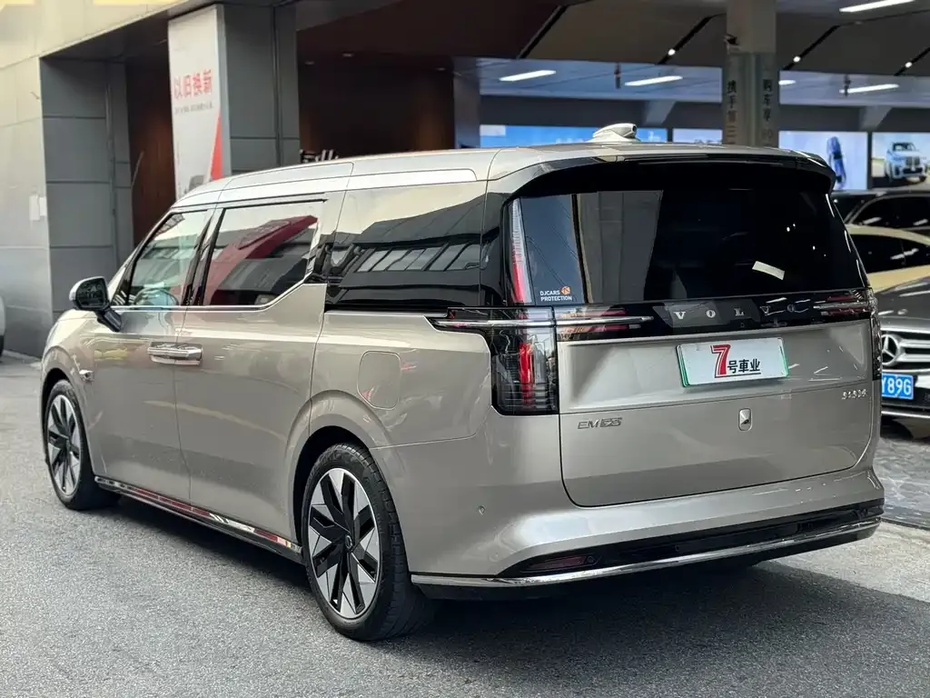 Volvo EM90 2024 из CN, фото 4
