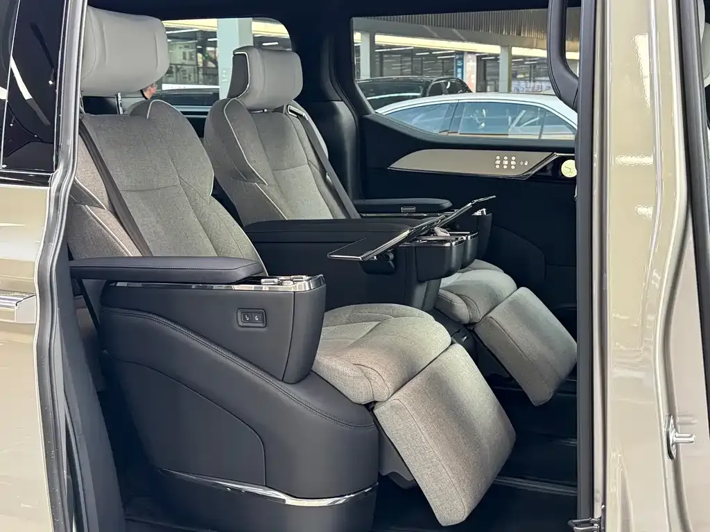 Volvo EM90 2024 из CN, фото 6