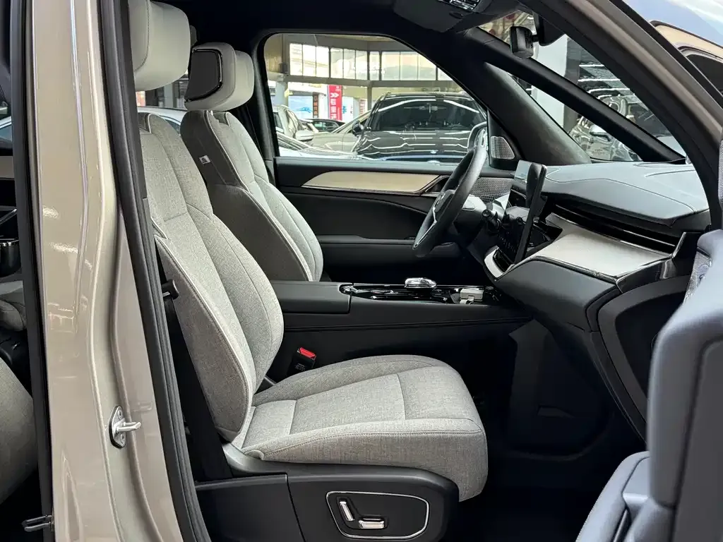 Volvo EM90 2024 из CN, фото 7