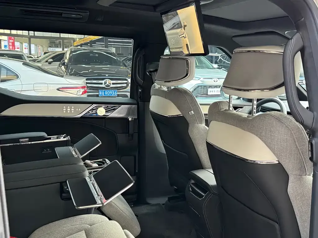 Volvo EM90 2024 из CN, фото 8