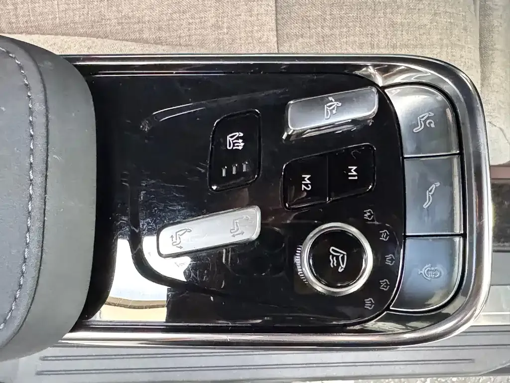 Volvo EM90 2024 из CN, фото 9