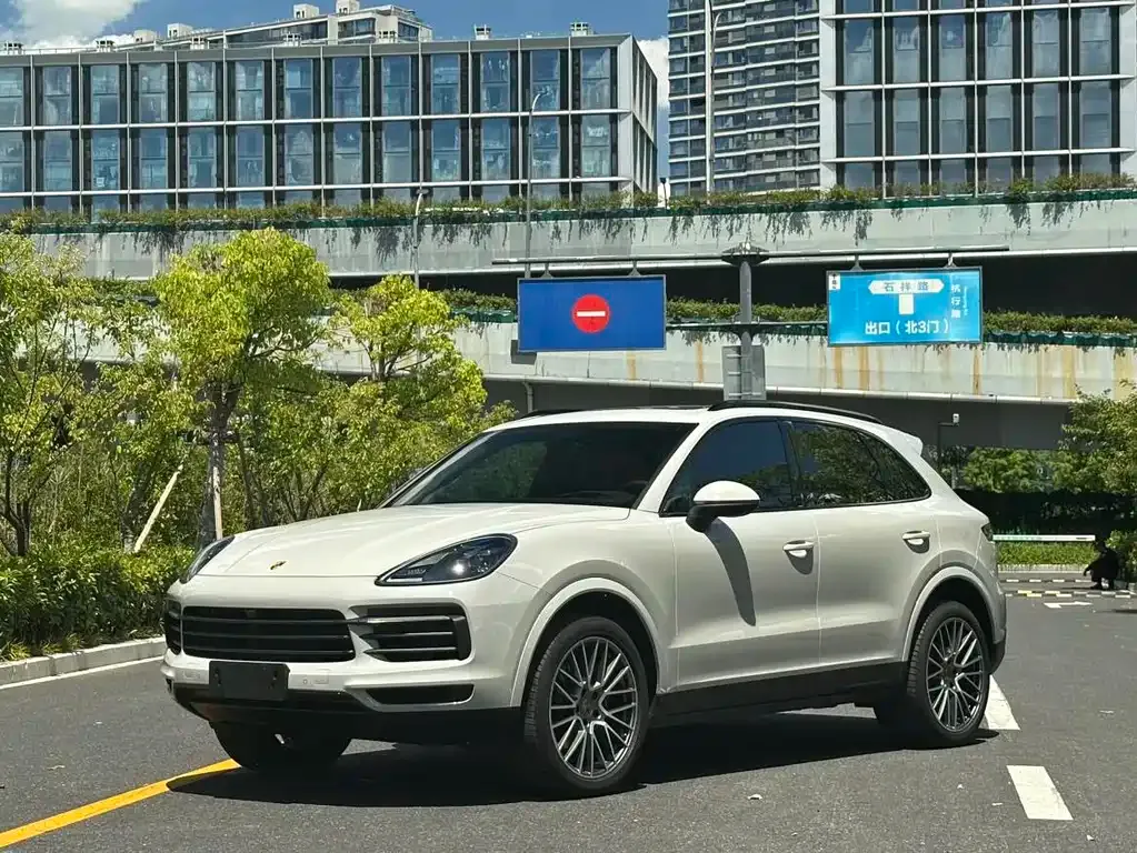 Porsche Cayenne — фото 1