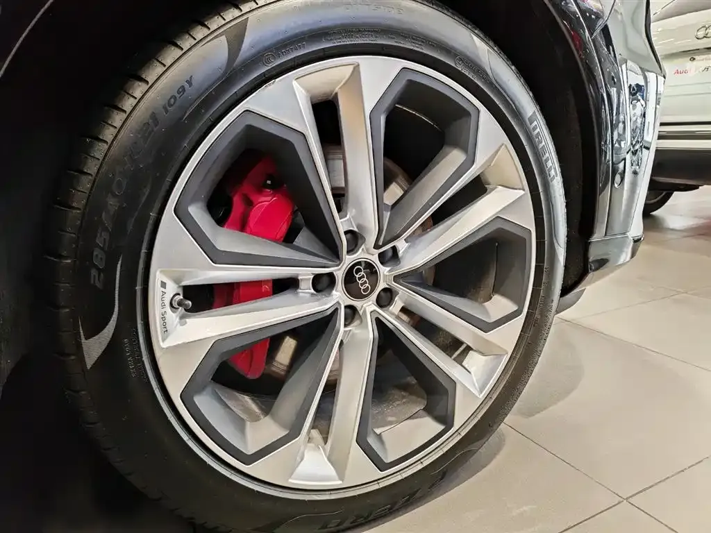 Audi Q7 2023 из CN, фото 8