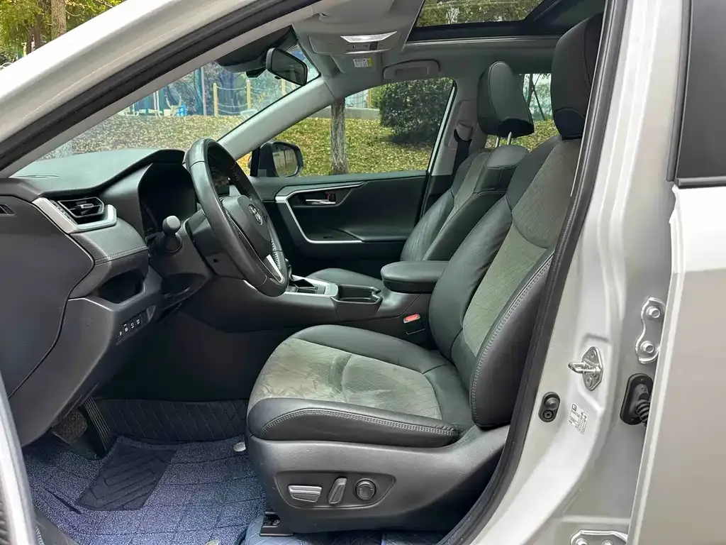 Toyota RAV4 2023 из CN, фото 6