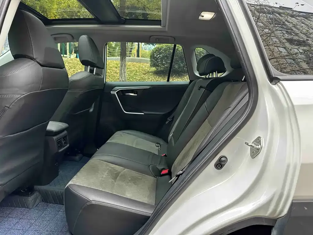 Toyota RAV4 2023 из CN, фото 8