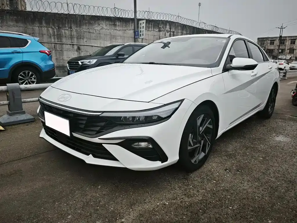 Hyundai Elantra 2023 из CN, фото 1