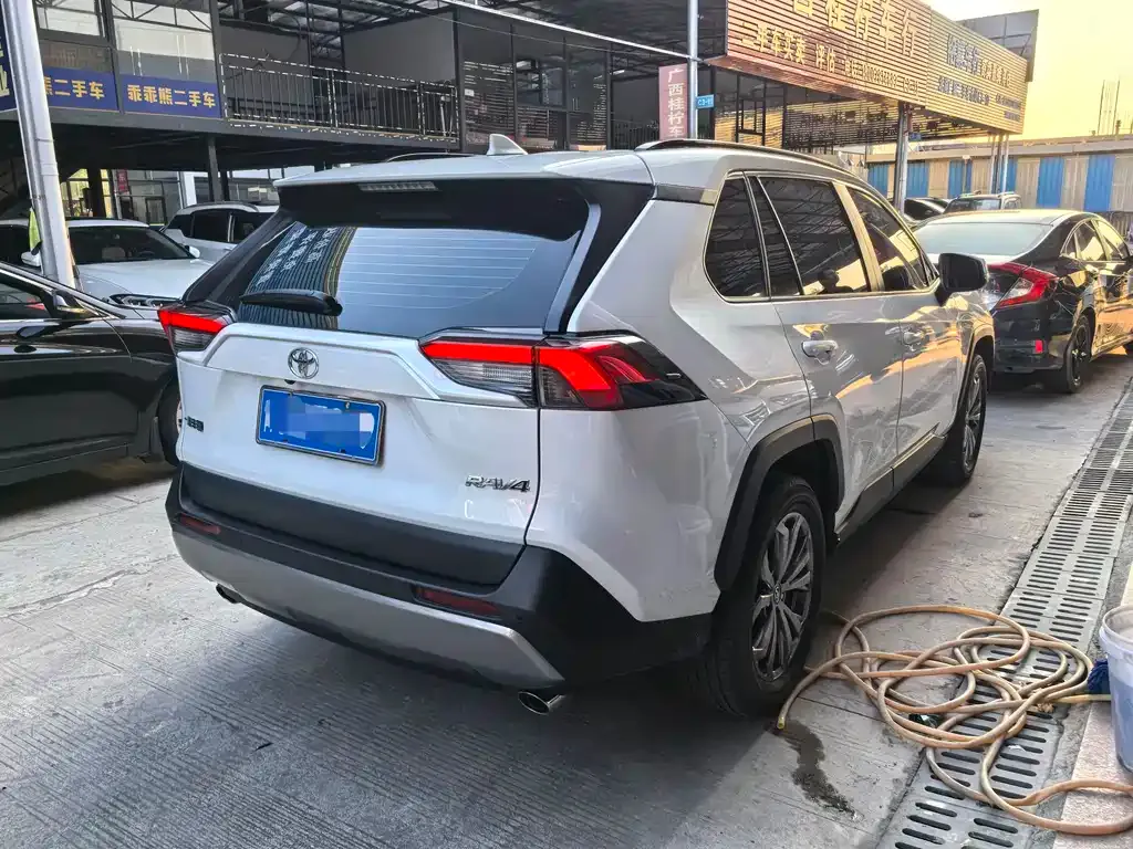 Toyota RAV4 — фото 2