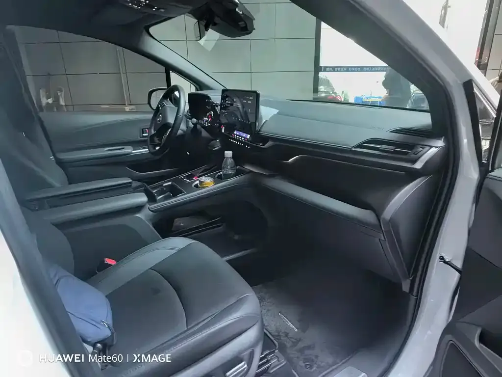Toyota Sienna 2023 из CN, фото 2