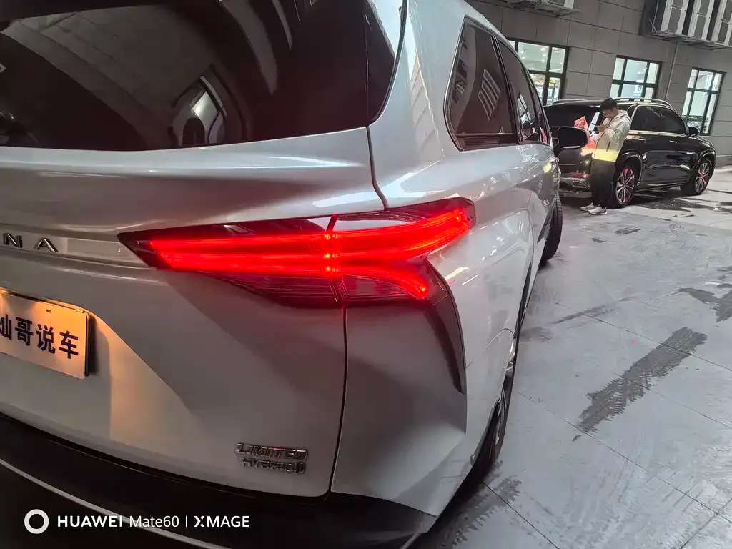 Toyota Sienna 2023 из CN, фото 3