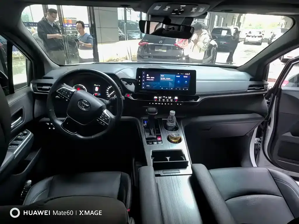 Toyota Sienna 2023 из CN, фото 4
