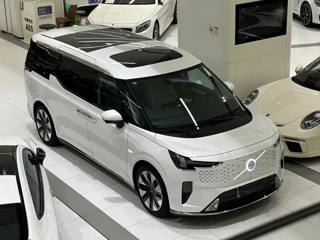 Volvo EM90 2024 из CN, фото 1