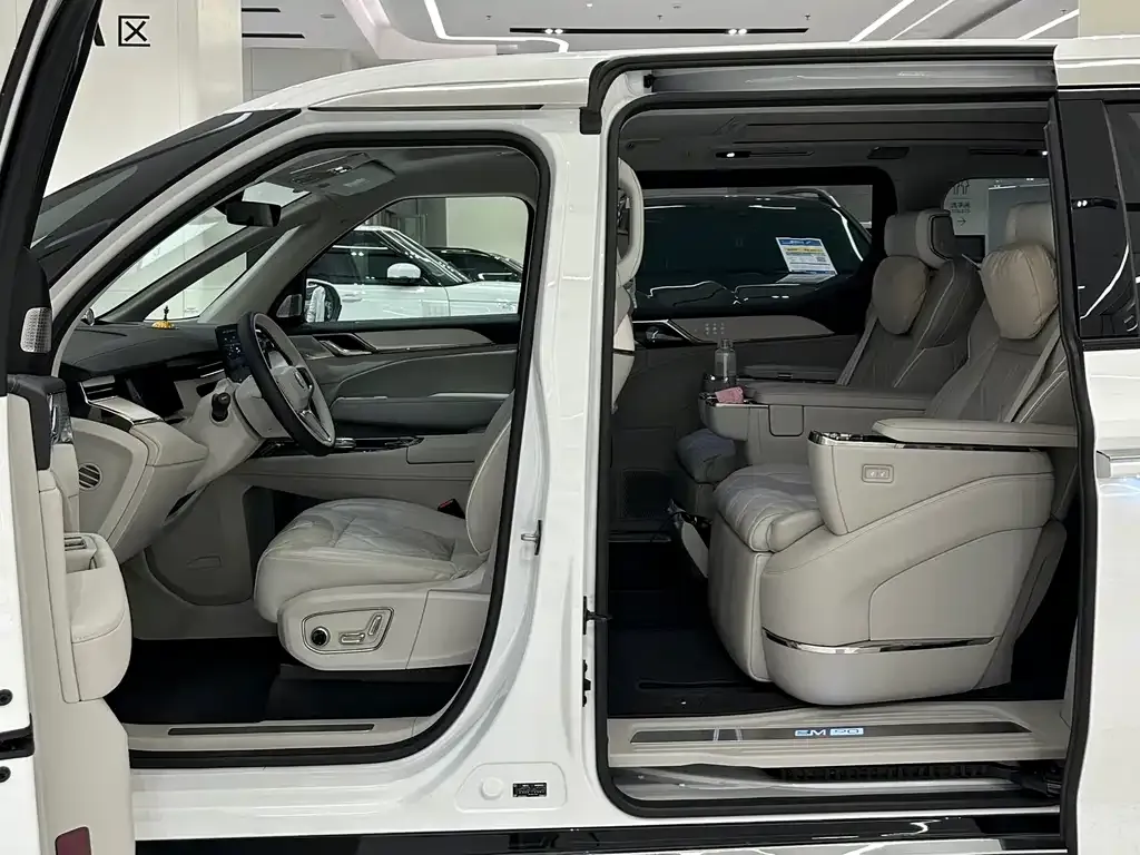 Volvo EM90 2024 из CN, фото 3