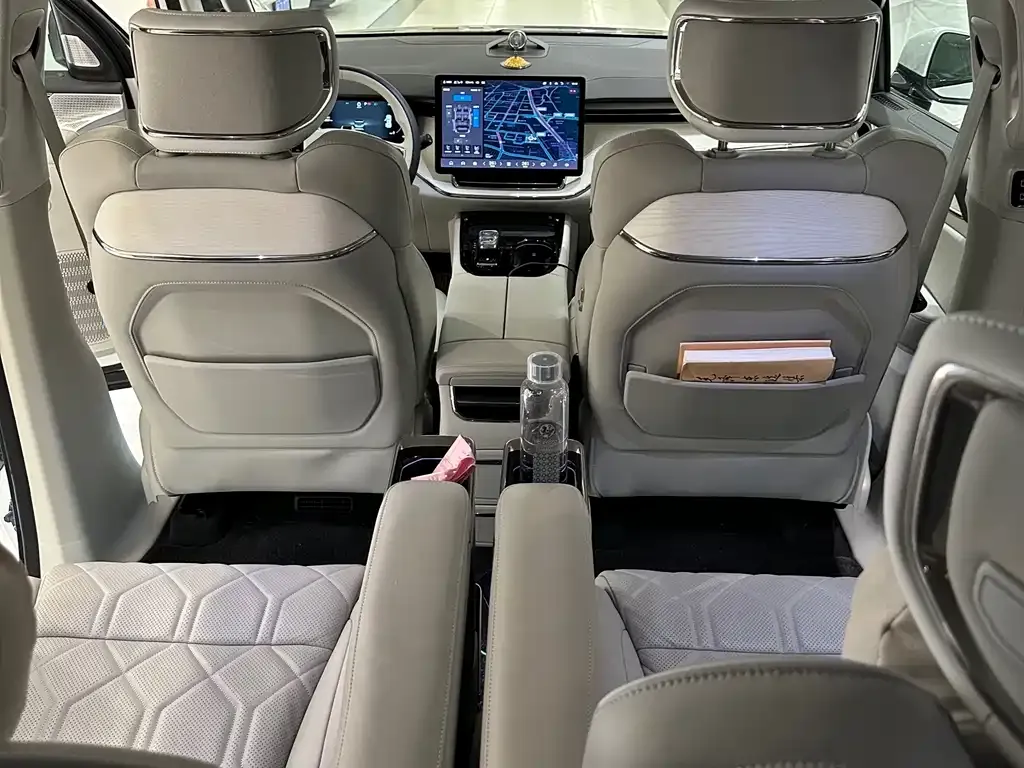 Volvo EM90 2024 из CN, фото 6