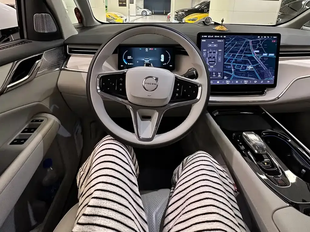 Volvo EM90 2024 из CN, фото 8