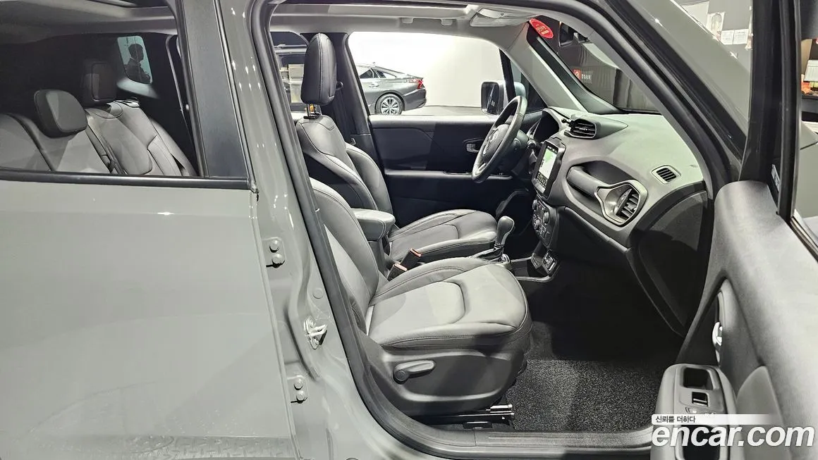 Jeep Renegade — фото 10