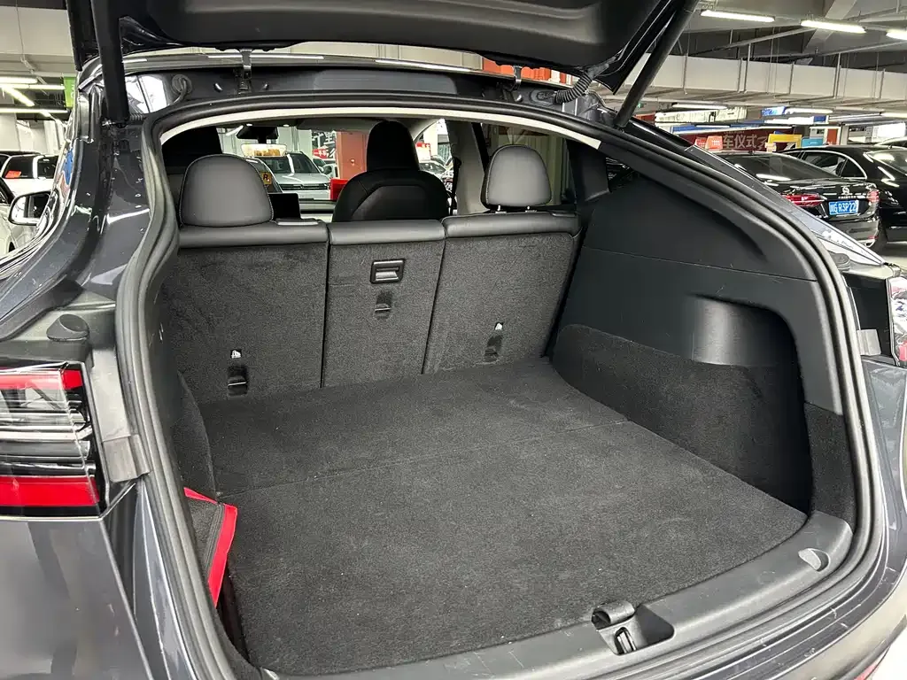 Tesla Model Y — фото 10