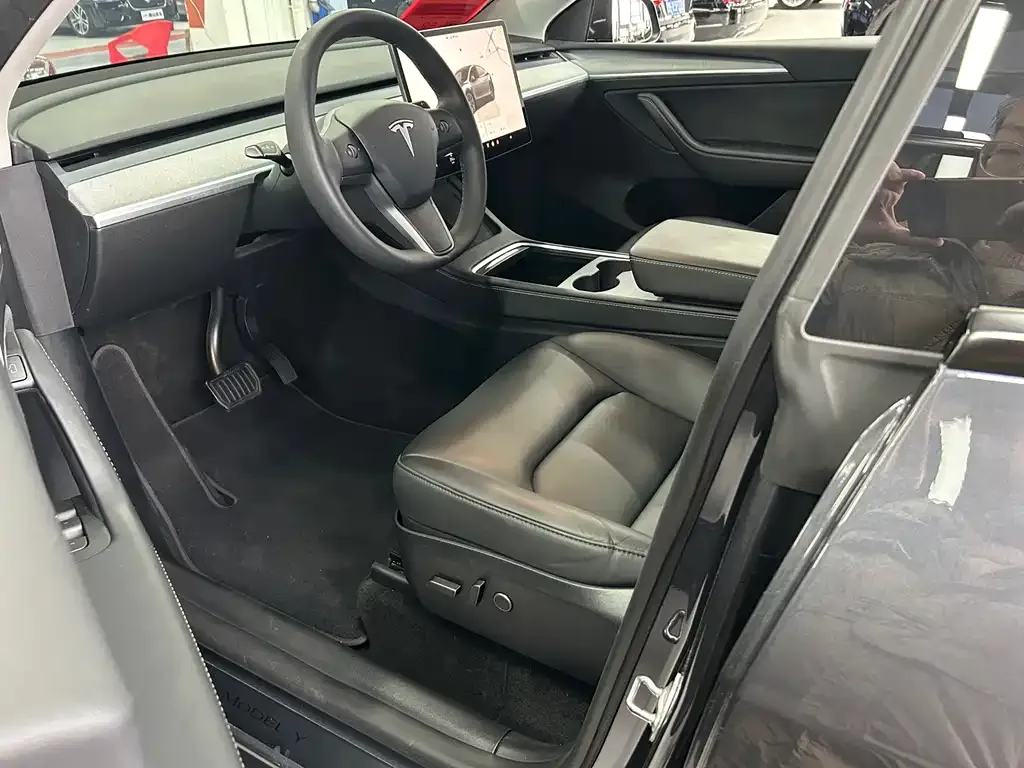 Tesla Model Y — фото 4