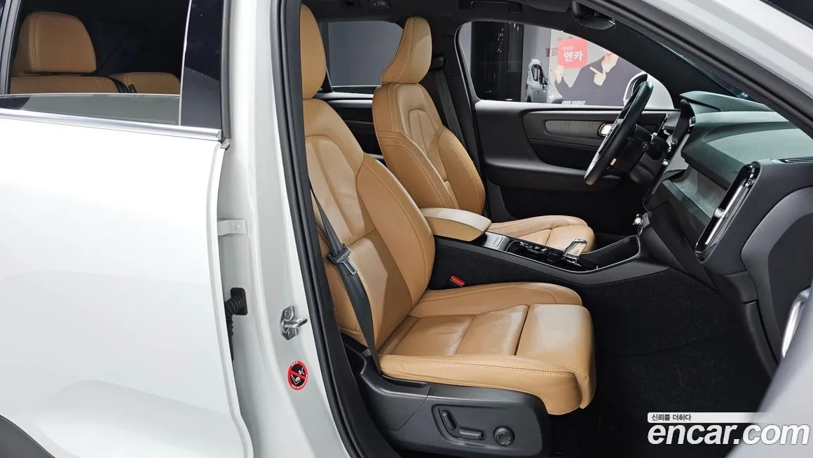 Volvo XC40 — фото 10