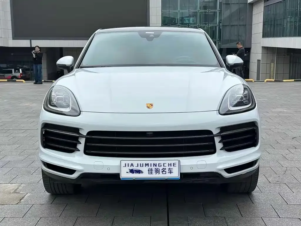 Porsche Cayenne — фото 1
