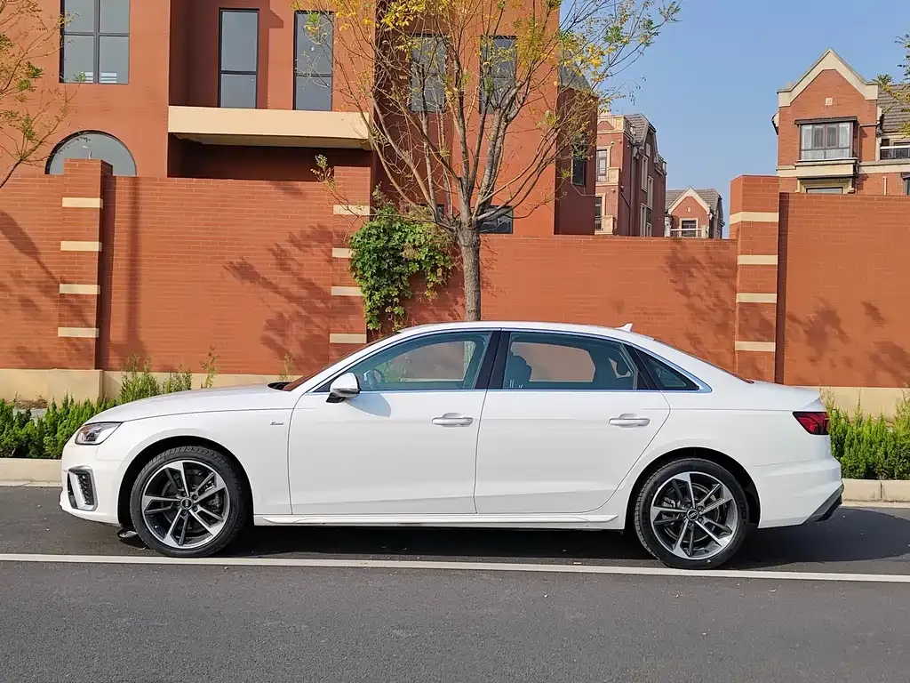 Audi A4L 2023 из CN, фото 4