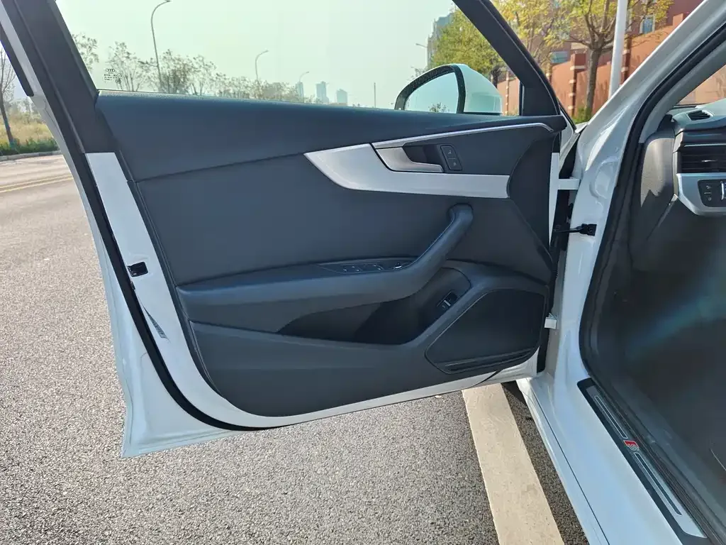 Audi A4L 2023 из CN, фото 6