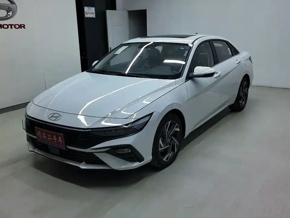 Hyundai Elantra — фото 1