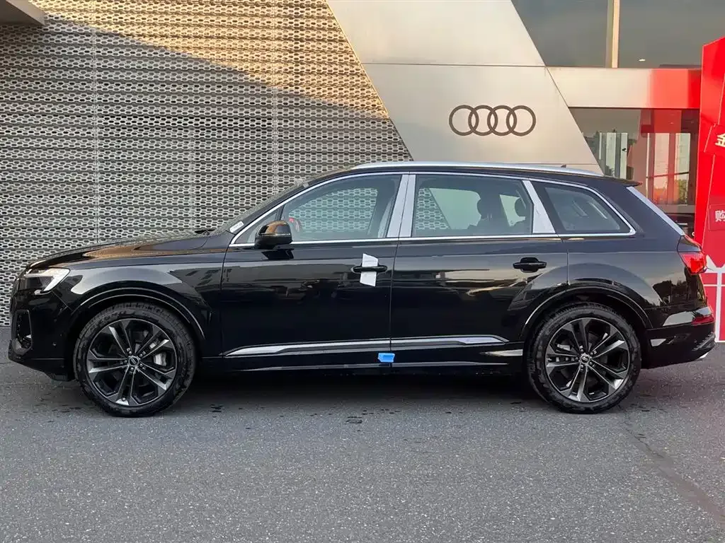 Audi Q7 2025 из CN, фото 4